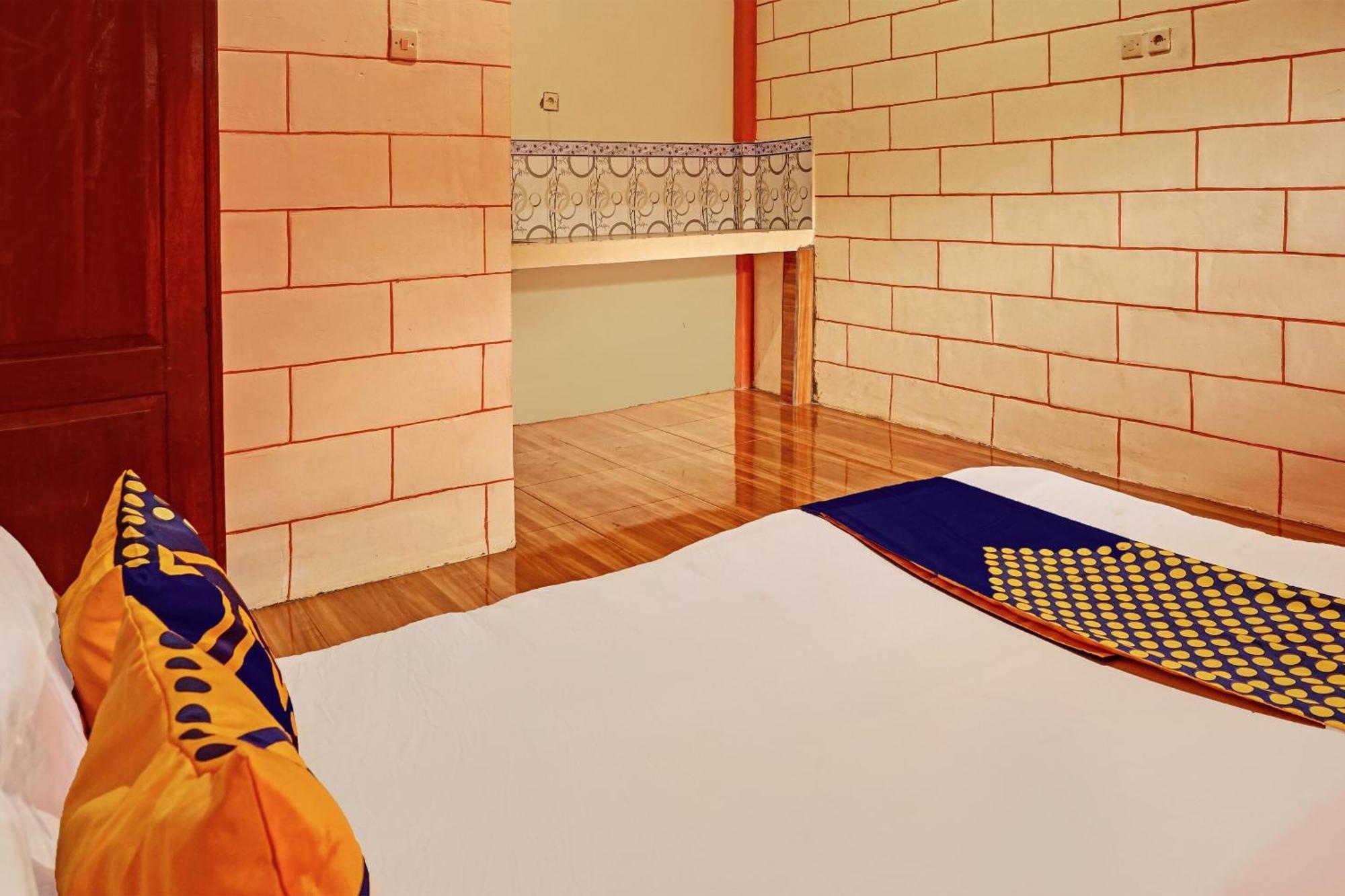 Oyo Life 92568 Joglo Syariah Hotel 2*