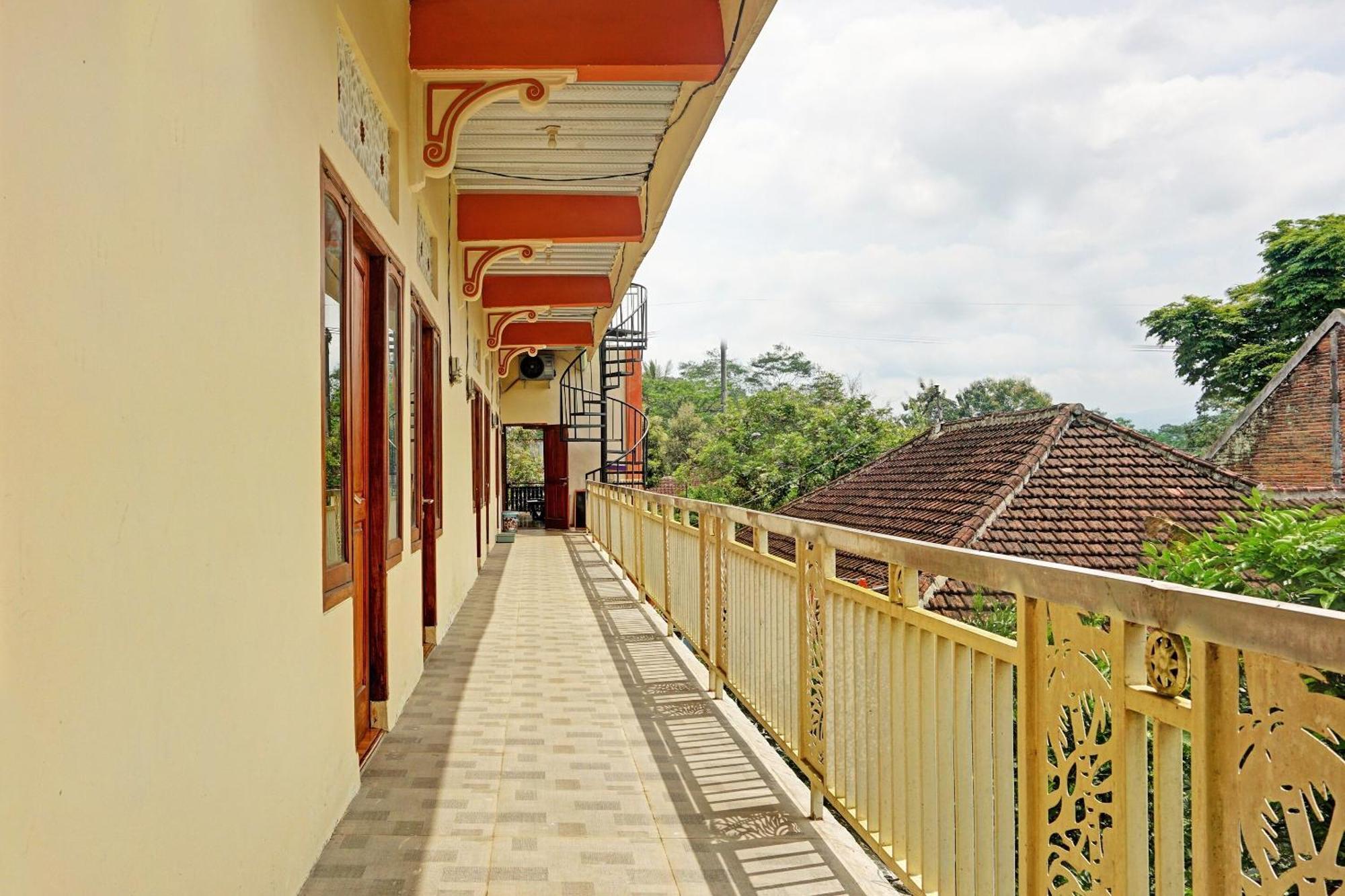 Oyo Life 92568 Joglo Syariah Malang